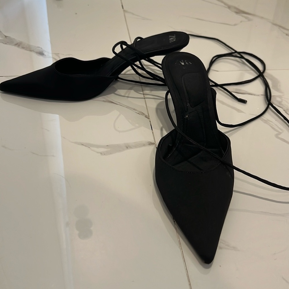 Pointed toe tie up heels